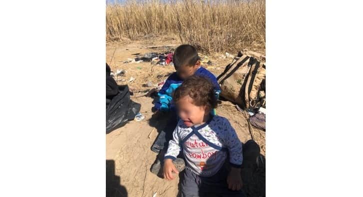 Cruza sola rio  niña migrante