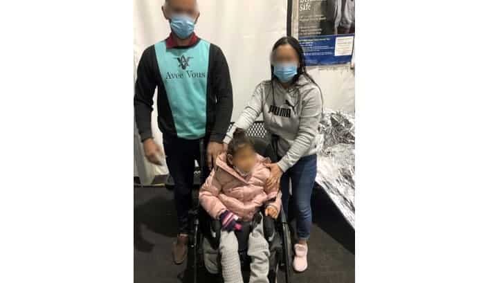 Cruza sola rio  niña migrante