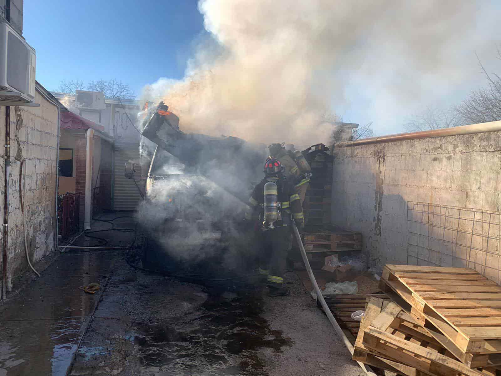Se quema camioneta  en un almacén  en la colonia Benito Juárez