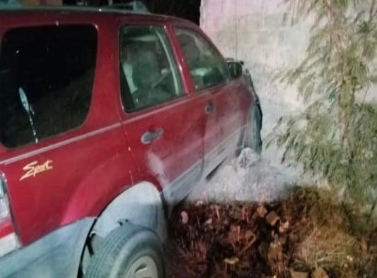 Choca su camioneta contra barda y  la deja abandonada