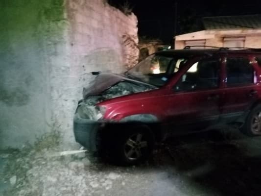 Choca su camioneta contra barda y  la deja abandonada