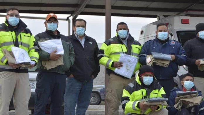 Dona uniformes para Bomberos  un ciudadano altruista