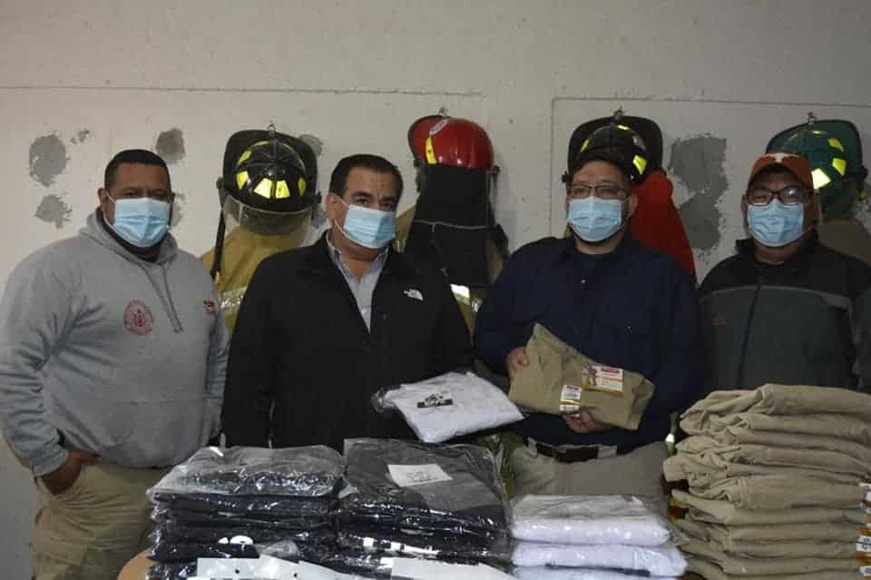 Dona uniformes para Bomberos  un ciudadano altruista