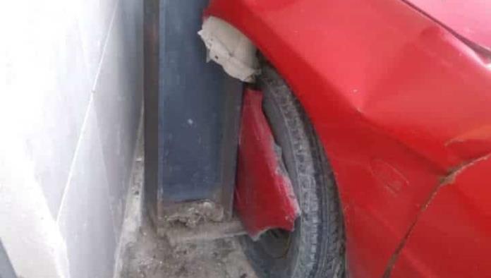 Aceleró en vez de frenar se impacta  contra barda