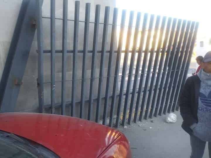 Aceleró en vez de frenar se impacta  contra barda