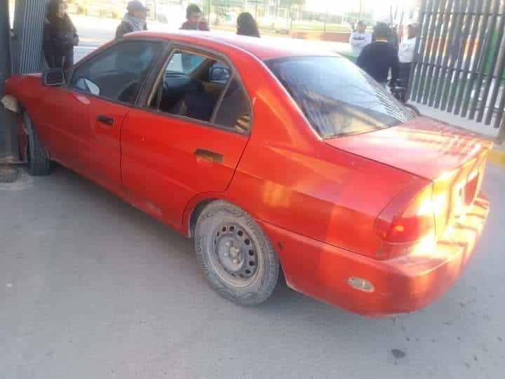 Aceleró en vez de frenar se impacta  contra barda