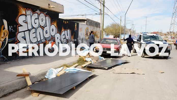 Tira en Las Torres placas de acero y hace agujero