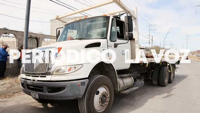 Tira en Las Torres placas de acero y hace agujero