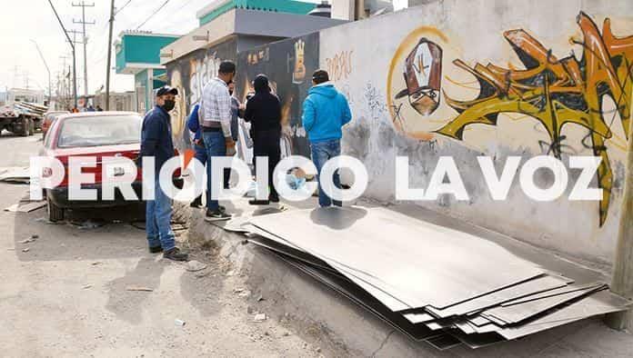 Tira en Las Torres placas de acero y hace agujero