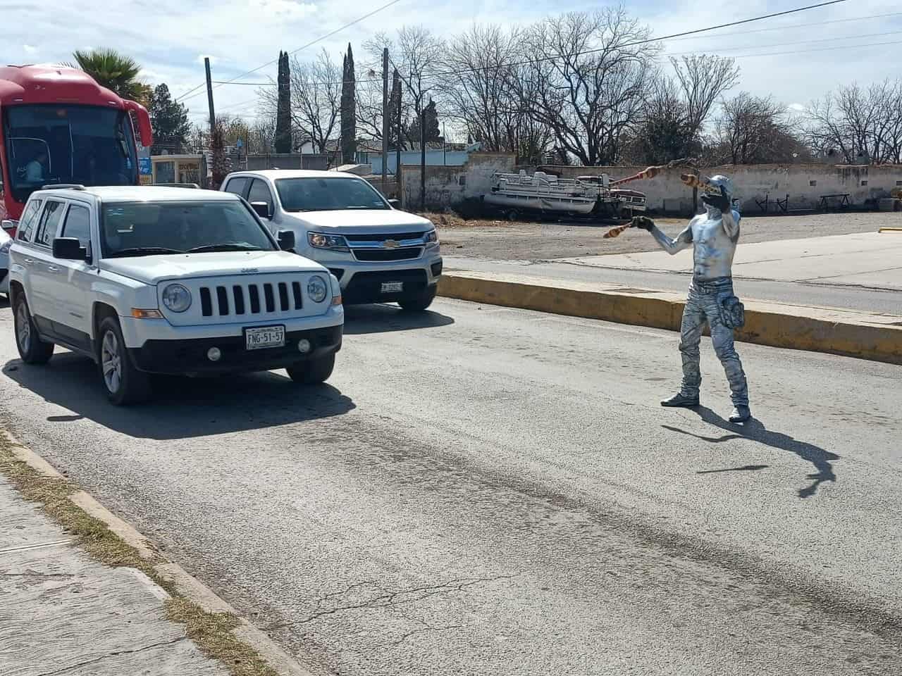 Para sacar adelante a su hijo se convierte en hombre de plata