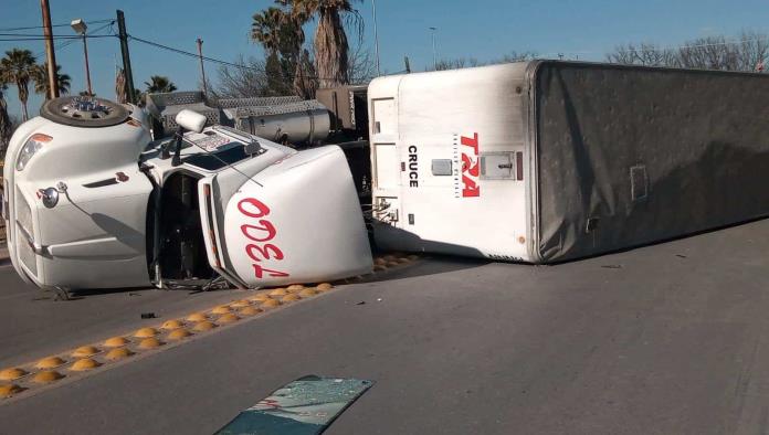 Vuelca trailero al invadir carril y  casi aplasta a vehículo