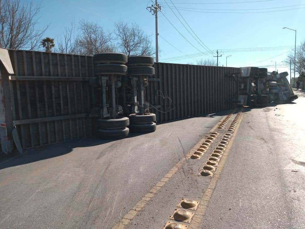 Vuelca trailero al invadir carril y  casi aplasta a vehículo