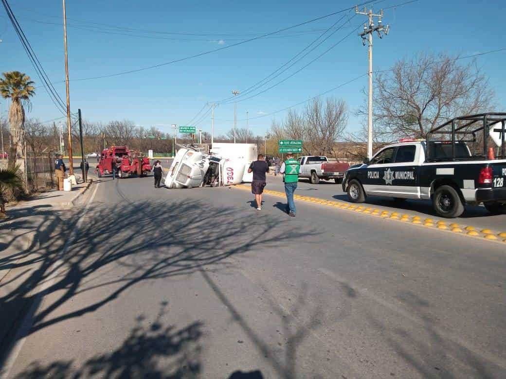 Vuelca trailero al invadir carril y  casi aplasta a vehículo