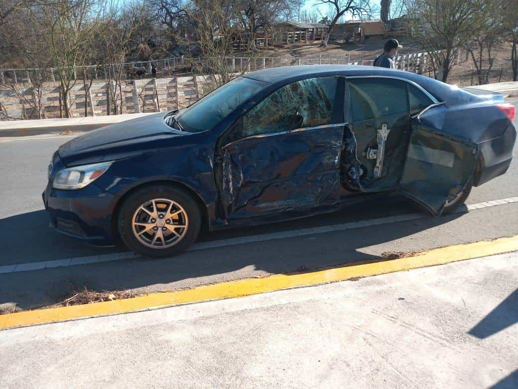 Vuelca trailero al invadir carril y  casi aplasta a vehículo