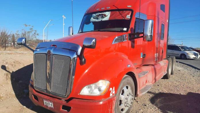 Imprudente conductor  causa choque al atravesarse
