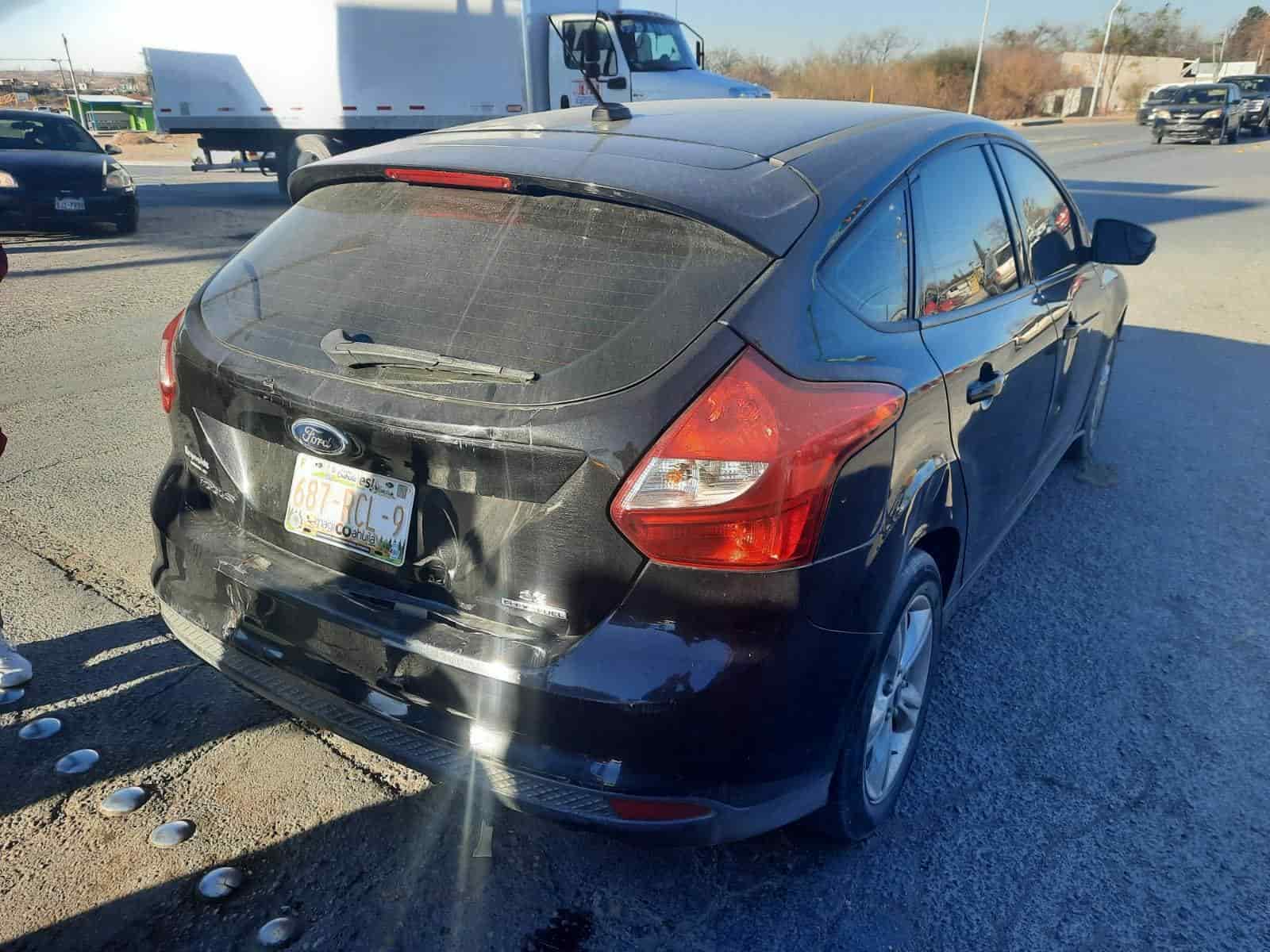 Imprudente conductor  causa choque al atravesarse