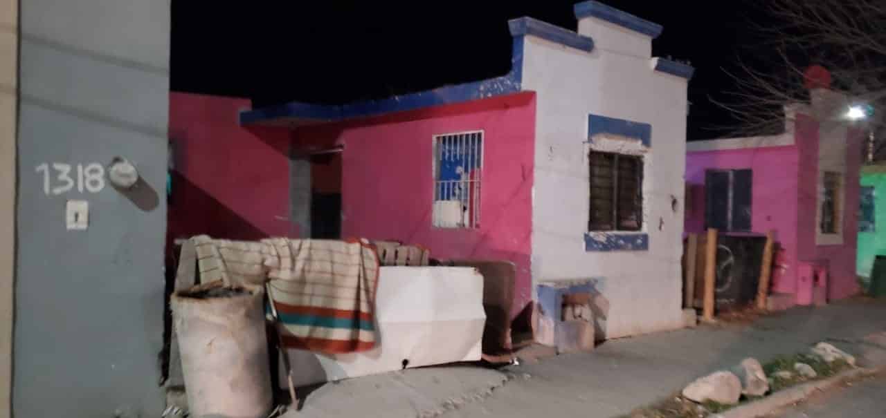 Policías municipales entraron a una vivienda a sacar a un joven para acusarlo de robo.