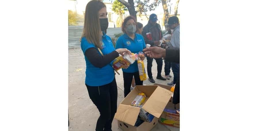 Apoyan a  migrantes con comida y cobijas