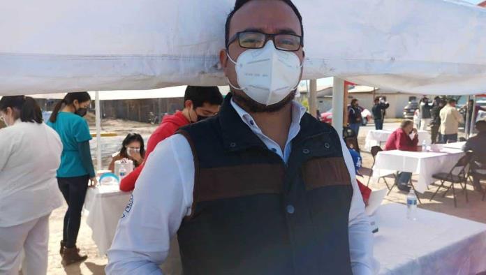 Apoyan Bomberos a adultos mayores con limpieza y atención medica