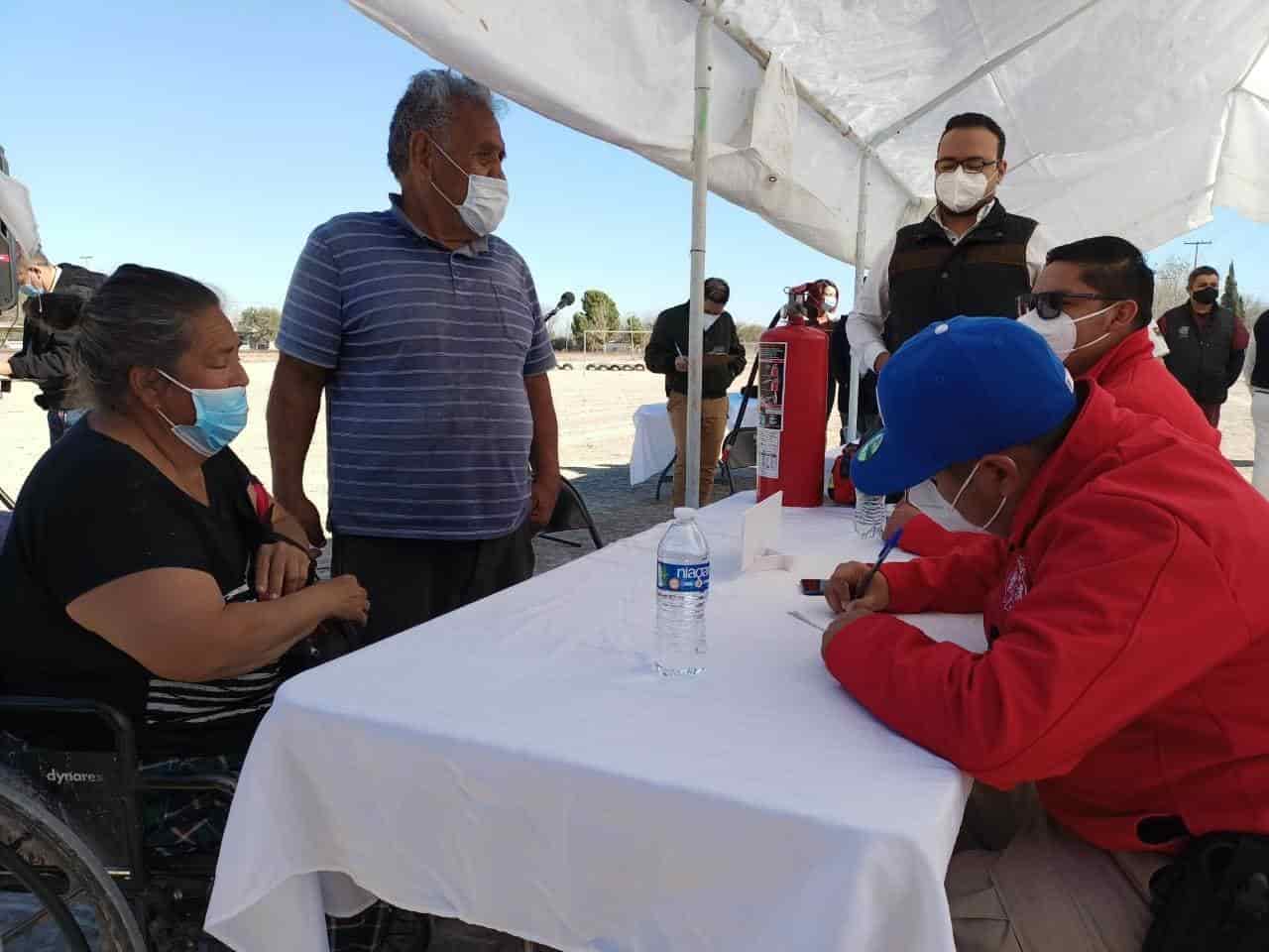 Apoyan Bomberos a adultos mayores con limpieza y atención medica