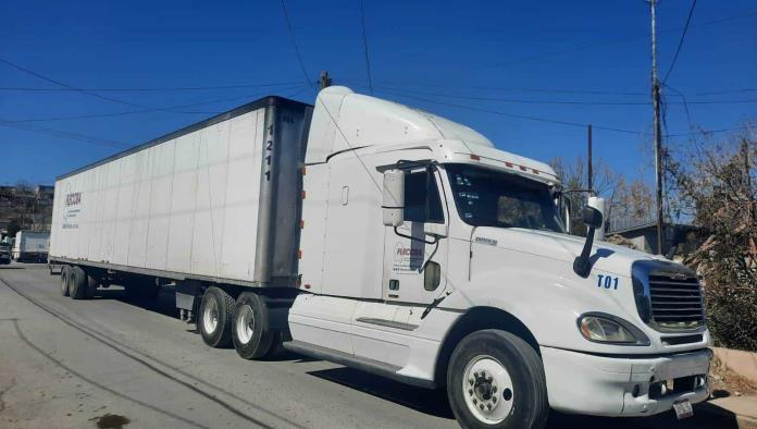 Trailero tumba poste de TELMEX al no alcanzar a maniobrar