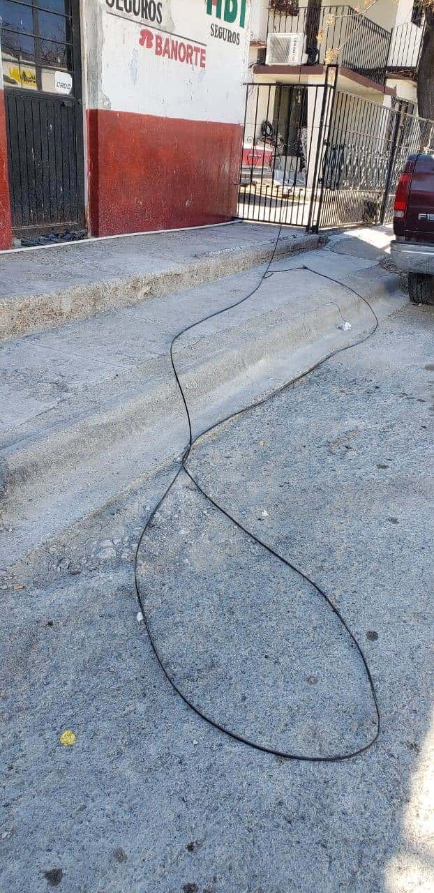 Trailero tumba poste de TELMEX al no alcanzar a maniobrar