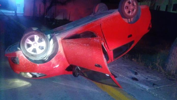 Vuelca vehículo y lo deja abandonado en la colonia Aeropuerto