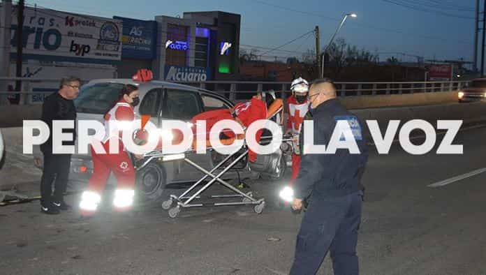 Remata a perrito y se embarra en puente