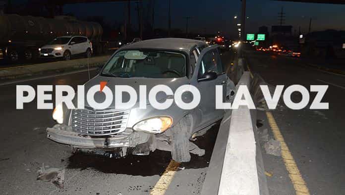 Remata a perrito y se embarra en puente