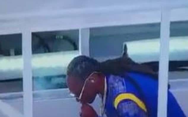 Snoop Dogg fuma enormes cigarros de marihuana antes de su presentación en el Super Bowl