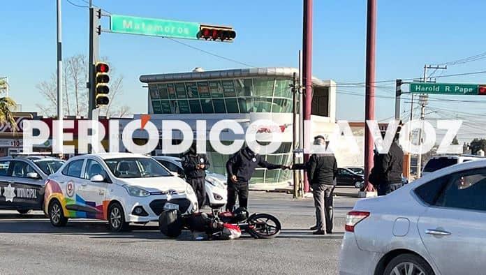 Se lleva de ‘corbata’ a motociclista