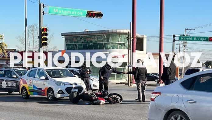 Se lleva de ‘corbata’ a motociclista