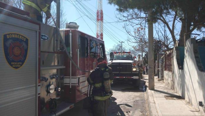 Arde vivienda  de madera en la colonia Las Américas