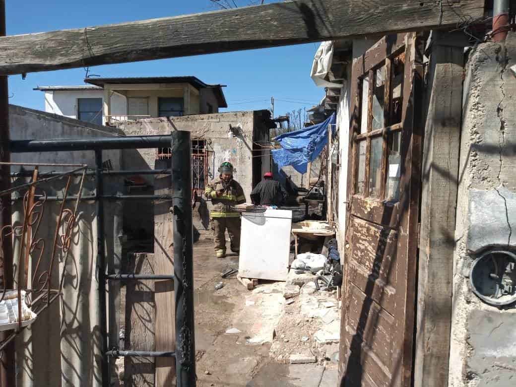 Arde vivienda  de madera en la colonia Las Américas