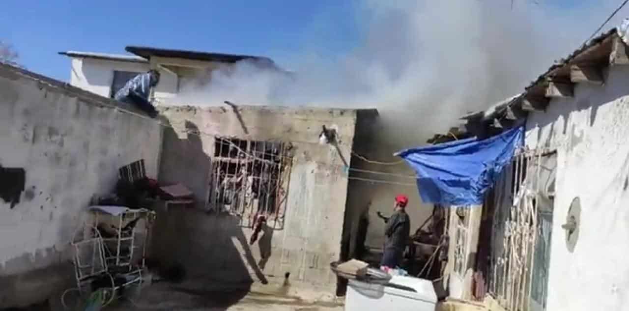 Arde vivienda  de madera en la colonia Las Américas