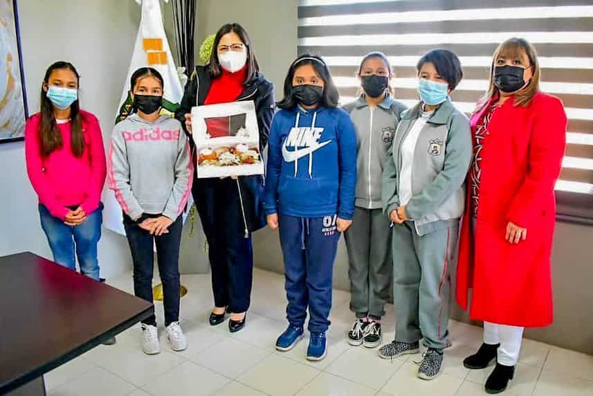 Amadrina Pily alumnos de 6°