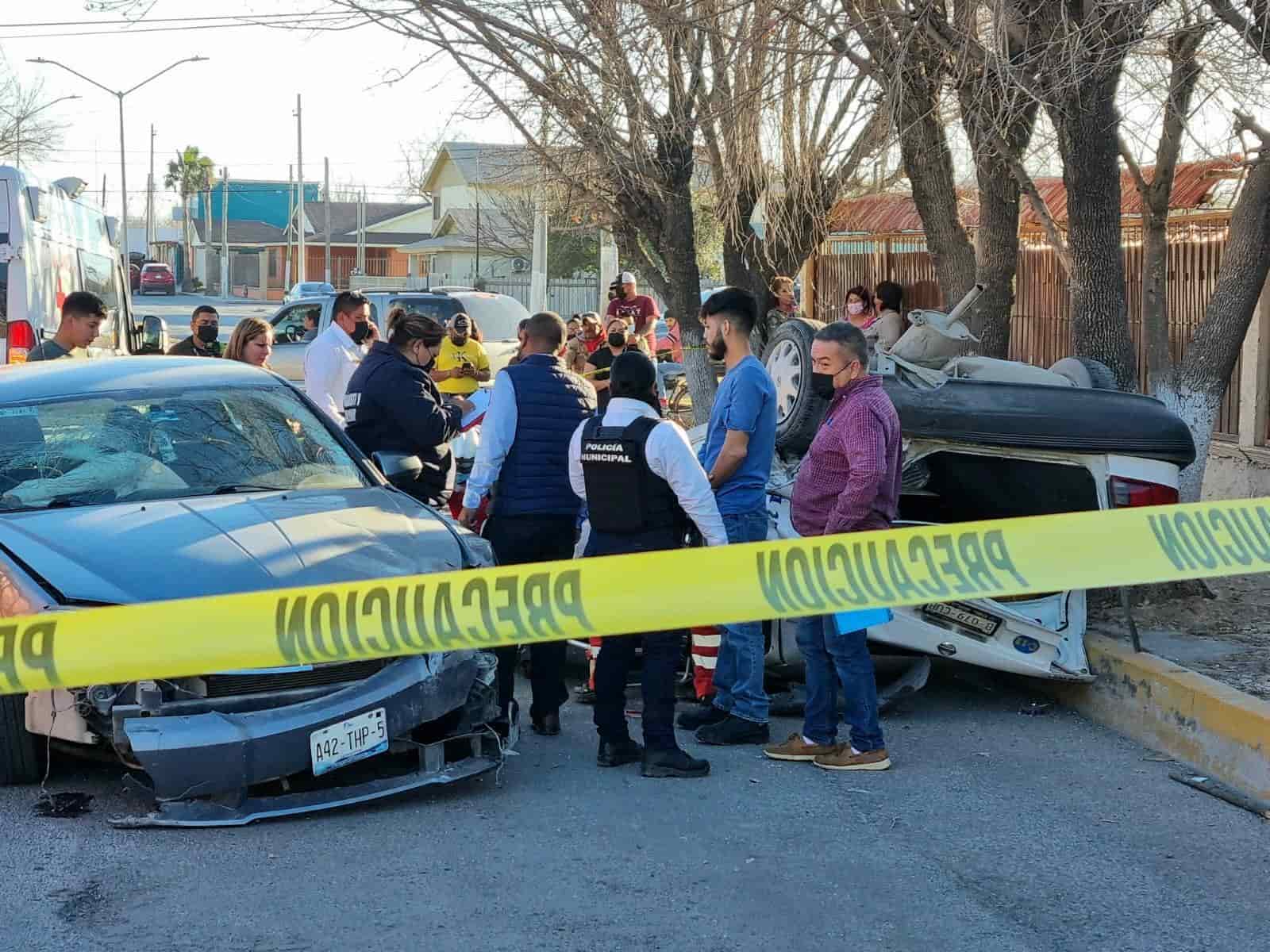 Fuerte encontronazo y volcadura