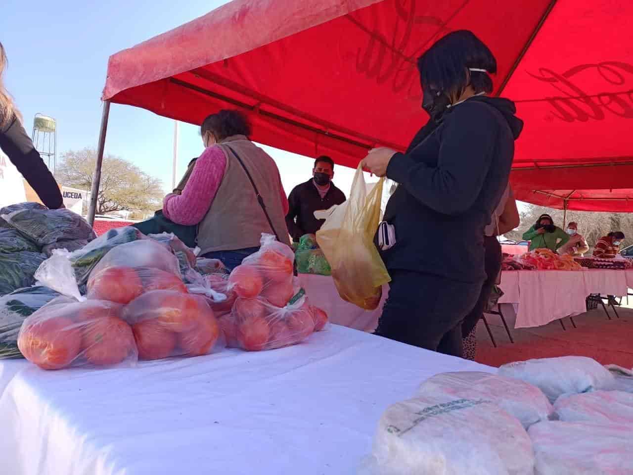 Realizan venta de mercadito  en la Nueva Sauceda