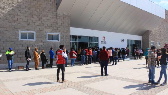 Abarrotan   último día de vacuna