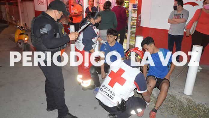 Embiste a menores en moto