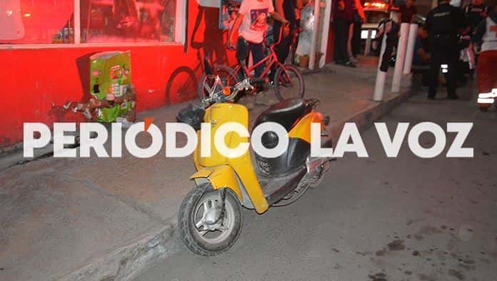 Embiste a menores en moto