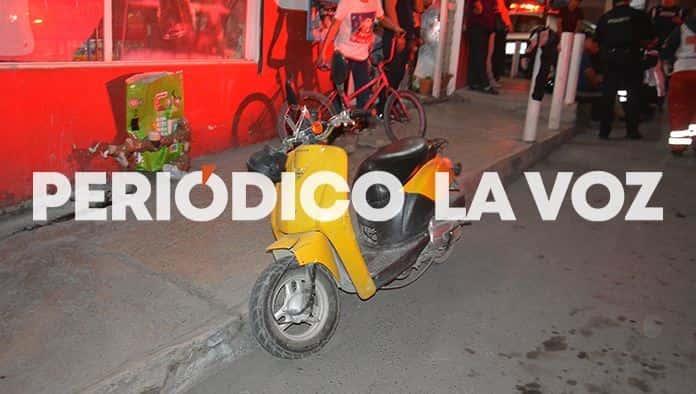 Embiste a menores en moto
