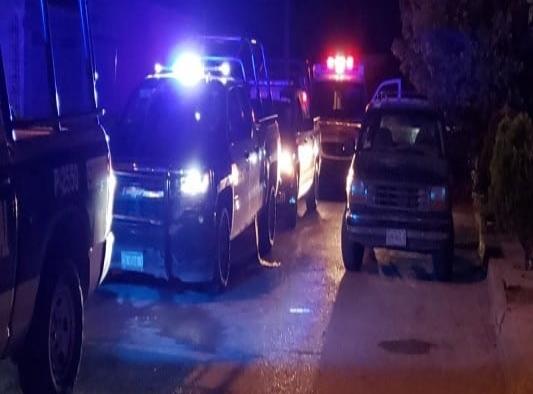 Le roban su  motocicleta  del exterior de un bar