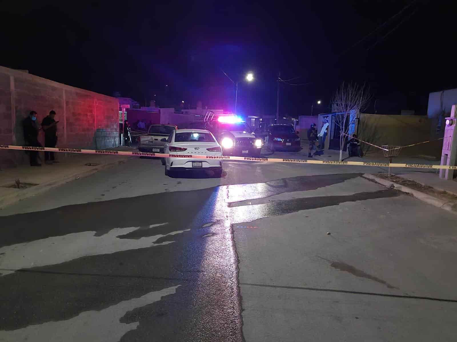 Le roban su  motocicleta  del exterior de un bar