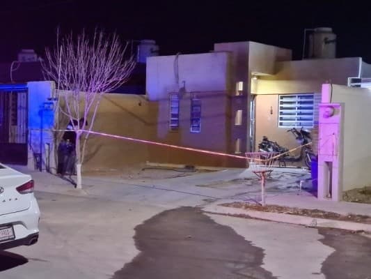 Le roban su  motocicleta  del exterior de un bar