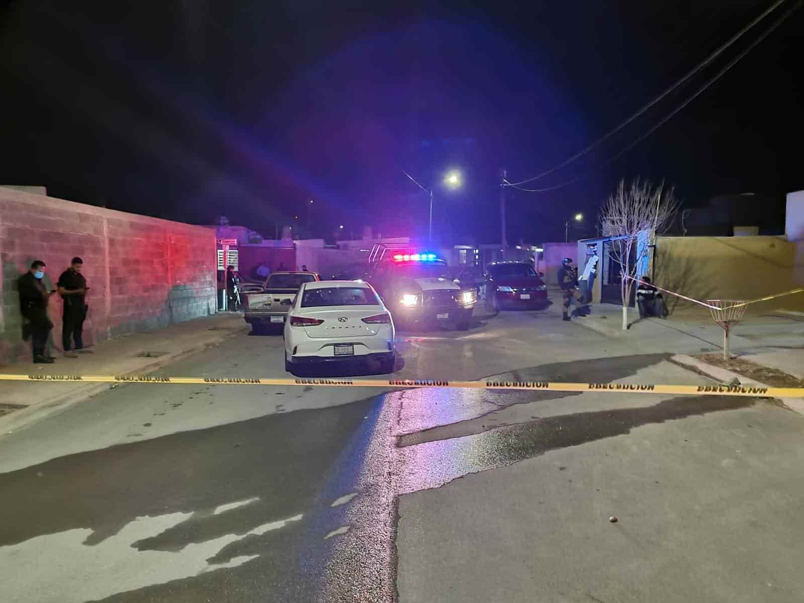 Le roban su  motocicleta  del exterior de un bar
