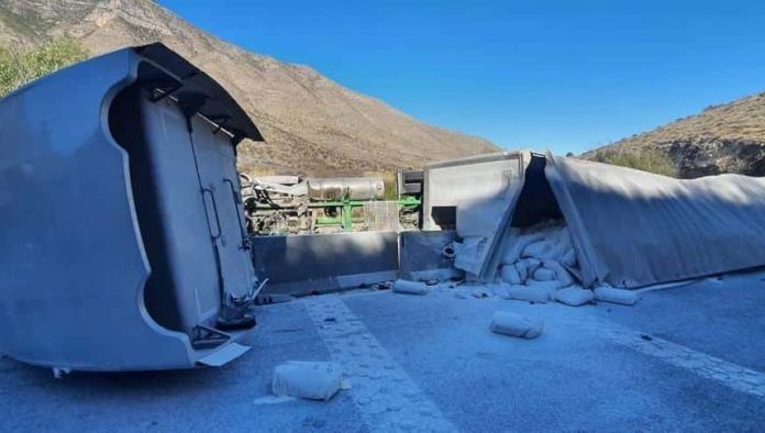Caos vial en la 57; tras volcadura de tráiler