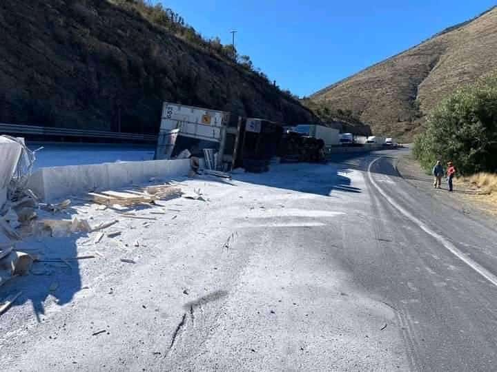 Caos vial en la 57; tras volcadura de tráiler