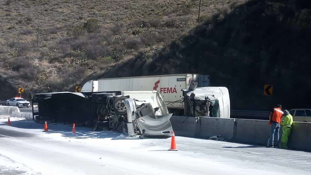 Caos vial en la 57; tras volcadura de tráiler