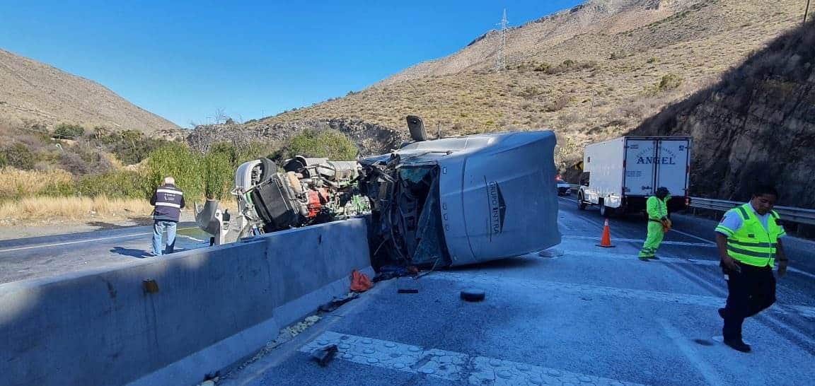 Caos vial en la 57; tras volcadura de tráiler
